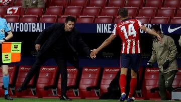Simeone felicita a Marcos Llorente tras su cambio.