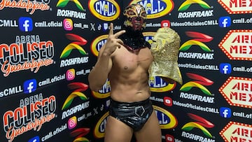 Titán posa después de ganar la eliminatoria de peso Mediano.