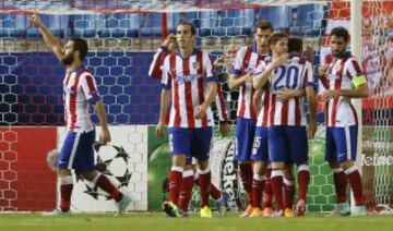 Los jugadores del Atlético de Madrid celebran el gol marcado por Arda Turan, durante el partido de la segunda jornada de la fase de grupos de la Liga de Campeones que disputan esta noche en el estadio Vicente Calderón, en Madrid. 
