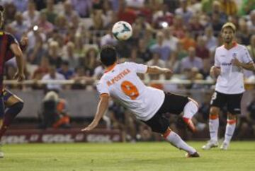 Tercera jornada de la Liga Bbva. Valencia - Barcelona. 1-3. Helder Postiga anota el primer gol.