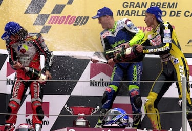 Kenny Roberts Jr. le dio a Suzuki su último título de campeón mundial hasta que Joan Mir devolvió la gloria a la marca en 2020. Pero veinte años antes el americano se llevó un Mundial en el que sólo le hicieron falta cuatro victorias, una de ellas en Montmeló. En Barcelona, bajo el agua, se llevó la gloria por delante de Abe y Rossi. Los representantes españoles, Checa, Crivillé y Gibernau, vivieron una tarde gris como el cielo y acabaron por los suelos. Sólo José David de Gea salvó el honor en casa con su octavo puesto.
