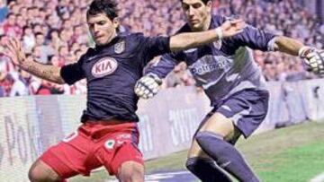 <b>PELEA. </b>Kun Agüero lucha con Iraizoz por un balón en el córner derecho del Athletic. El argentino lo intentó todo, pero no logró marcar un gol.