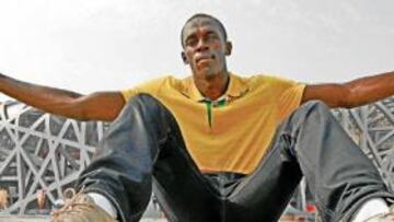 <b>ZANCADAS DE ORO. </b>Usain Bolt posa delante del Nido de Pekín, el escenario donde en agosto reventó los records de 100, 200 y 4x100.