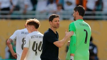 Soccer Football - FIFA Club World Cup - Group H - Real Madrid v Al Hilal - Hard Rock Stadium, Miami Gardens, Florida, U.S. - June 18, 2025 Real Madrid coach Xabi Alonso with Thibaut Courtois after the match IMAGN IMAGES via Reuters/Sam Navarro