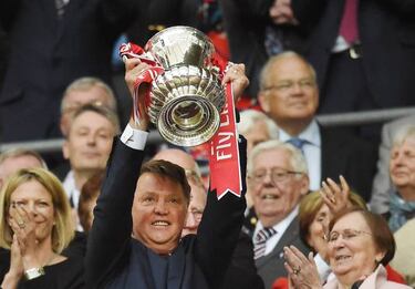 Man Utd sack Van Gaal as Mourinho waits in the wings