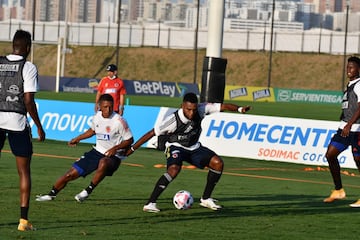 La Selección Colombia continúa trabajando en la sede de la Federación Colombiana de Fútbol en Barranquilla bajo el mando del técnico Reinaldo Rueda. Tras la atención a la prensa, el grupo conformado por jugadores del FPC hizo trabajo en espacio reducido, fútbol y trabajo de arqueros.