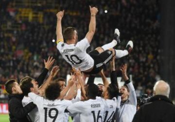 Los jugadores de la selección Alemana de fútbol mantean a su compañero Lukas Podolski en la despedida de éste de la Selección tras el partido amistoso de Alemania contra Inglaterra en Dortmund.