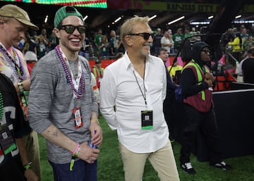 El cmico Pete Davidson junto al actor Kevin Costner.