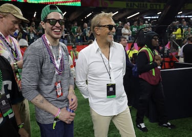 El cómico Pete Davidson junto al actor Kevin Costner.