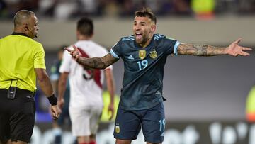 Argentina&#039;s Nicolas Otamendi complains to referee Wilton Pereira Sampaio, of Brazil, during a qualifying soccer match for the FIFA World Cup Qatar 2022 against Peru in Buenos Aires, Argentina, Thursday, Oct. 14, 2021. (AP Photo/Gustavo Garello)