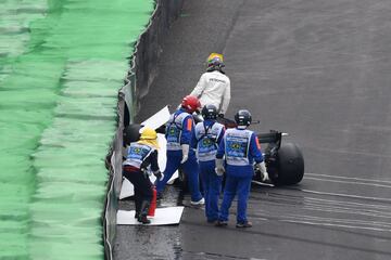 ¡Accidente de Hamilton! Ha perdido el control del Mercedes en la subida del segundo sector, en la curva 7, y se ha golpeado contra el muro en la Q1