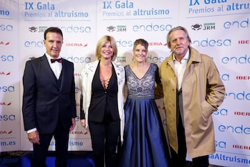 IX Gala del Altruismo: Bernd Schuster, junto a su mujer Elena, posan con José Ramón de la Morena.