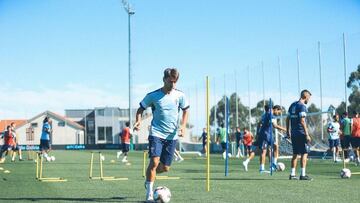 Kevin Vázquez conduce el balón durante el primer entrenamiento del Celta en la pretemporada 2024-2025.