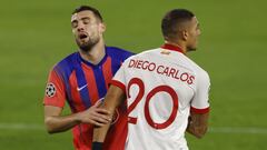 Soccer Football - Champions League - Group E - Sevilla v Chelsea - Ramon Sanchez Pizjuan, Seville, Spain - December 2, 2020  Chelsea&#039;s Mateo Kovacic reacts alongside Sevilla&#039;s Diego Carlos REUTERS/Marcelo Del Pozo