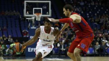 El jugador del Olympiakos, Kyle Hines, ante Nenad Krstic del CSKA.