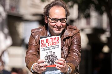 El periodista José Manuel Ruiz Blas posa para AS con su obra 'El último gol apache'.