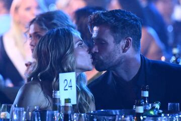 SYDNEY, AUSTRALIA - DECEMBER 07: Chris Hemsworth kisses Elsa Pataky during the 2022 AACTA Awards Presented By Foxtel Group at the Hordern on December 07, 2022 in Sydney, Australia. (Photo by James Gourley/Getty Images for AFI)