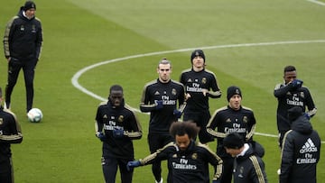 Vinicius, a la derecha, corre con varios de sus compa&ntilde;eros bajo la mirada de Zidane.