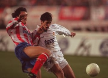 Raúl encara a López antes de dejarle sentado con un regate imposible. Este será uno de los goles más recordados de su carrera. Pertenece a la temporada 1996-97.