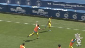 Expulsan a un jugador del Villarreal B por celebrar un gol 'a lo Alaba' con una silla