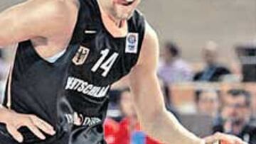 <b>ENTRA EN JUEGO. </b>Nowitzki ha mejorado respecto a los amistosos.