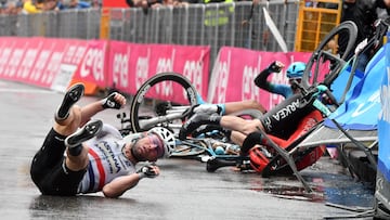 Cycling - Giro d'Italia - Stage 5 - Atripalda to Salerno - Italy - May 10, 2023 Astana Qazaqstan Team's Mark Cavendish reacts after crashing at the end of stage 5 REUTERS/Jennifer Lorenzini