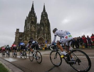 El pelotón pasa por la basílica de Notre-Dame de l'Epine.