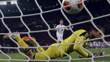Gameiro marca el penalti definitivo del Sevilla mientras Oblak está batido.
