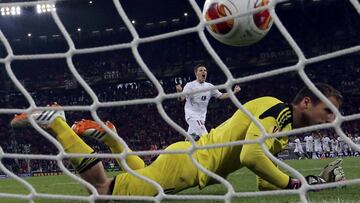 Gameiro marca el penalti definitivo del Sevilla mientras Oblak est&aacute; batido.