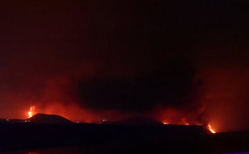 La lava del volcán de La Palma ha llegado al mar en la costa del municipio de Tazacorte. Se ha precipitado de un acantilado de cerca de 100 metros de altura. Las nubes tóxicas que genera el magma al contacto con el agua del mar suponen la gran preocupación de las autoridades.
