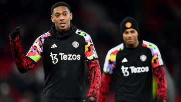 Manchester (United Kingdom), 06/12/2023.- Anthony Martial (L) and Marcus Rashford of Manchester United warm up before the English Premier League match between Manchester United and Chelsea in Manchester, Britain, 06 December 2023. (Reino Unido) EFE/EPA/PETER POWELL EDITORIAL USE ONLY. No use with unauthorized audio, video, data, fixture lists, club/league logos, 'live' services or NFTs. Online in-match use limited to 120 images, no video emulation. No use in betting, games or single club/league/player publications.