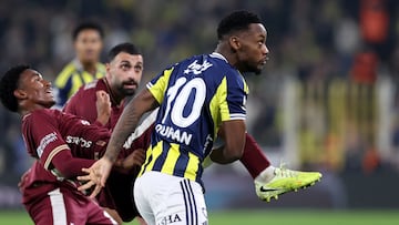 ISTANBUL, TURKIYE - JANUARY 25: Jhon Duran (R) of Fenerbahce in action against Guilherme Luiz Oliveira da Silva (L) of Goztepe during the Turkish Super Lig week 19 match between Fenerbahce and Goztepe at Chobani Stadium in Istanbul, Turkiye on January 25, 2026. (Photo by Ali Atmaca/Anadolu via Getty Images)