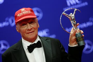 Niki Lauda posando con el Laureus World Sports Awards 2016 en Berlín.  