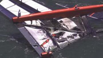 El AC72 Artemis sueco destrozado en aguas de la bah&iacute;a de san Francisco.