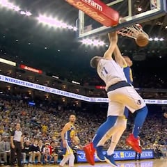 No le tiene miedo a nada: el apabullante mate de Doncic en la cara de un rival de 2,08