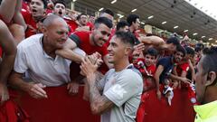 La afici&oacute;n del Mallorca celebra junto a sus jugadores el pase a la final