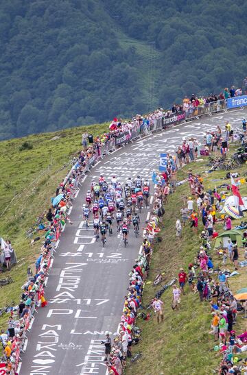 Panor¨¢mica de aficionados presentes en la 12? etapa del Tour de Francia.