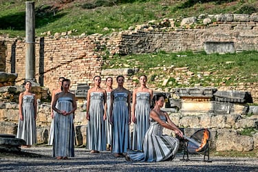 La llama sagrada de los Juegos de Invierno de Milán-Cortina 2026 fue encendida ayer en la antigua Olimpia (Grecia), para dar comienzo a los relevos de 63 días que llevarán la antorcha hasta Italia. El 6 de febrero llegará a San Siro, en Milán, donde se celebrará la inauguración. El griego Petros Kaitatzis (bronce en remo en París 2024) fue el primer relevista.