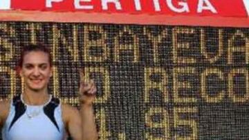 <B> RÉCORD NÚMERO 15.</B> La atleta rusa sigue batiendo todas sus marcas y su meta de superar a Bubka se acerca, ese es, al menos, su deseo.