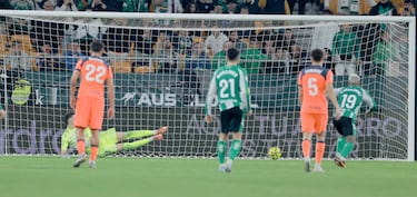 El jugador del Betis, Cucho Hernández, marca de penalti el 3-5 al Barcelona. 
