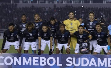 Players of Ecuador's Independiente del Valle football team pose before their Copa Sudamericana quarterfinals first leg football match against Argentina's Independiente at Libertadores de America Stadium in Avellaneda, Buenos Aires, on August 6, 2019. (Pho