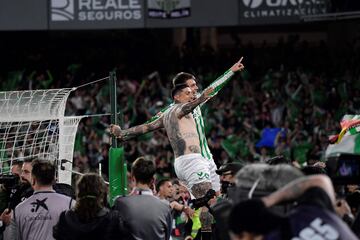 Los jugadores y aficionados del Betis, celebran la victoria ante el Sevilla tras finalizar el partido en el estadio Benito Villamar¨ªn.