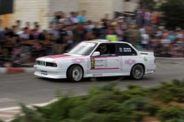 Carrera de coches en las calles de Palestina