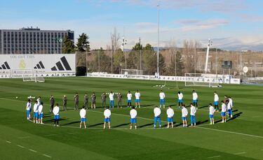 Sentido minuto de silencio de la plantilla del Real Madrid por las víctimas del accidente de trenes en Adamuz. 