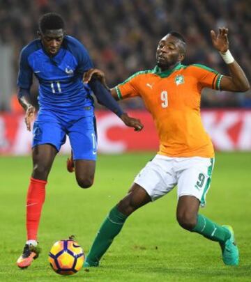 Ivory Coast's defender Wilfried Kanon (R) vies with France's forward Ousmane Dembele during the friendly football match France vs Ivory Coast on November 15, 2016 at the Bollaert stadium in Lens. / AFP PHOTO / FRANCK FIFE