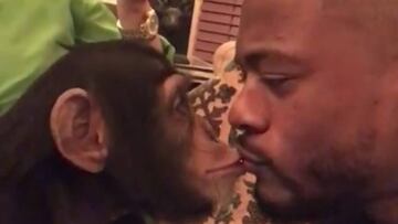 Patrice Evra con su cita más surrealista: con un chimpancé