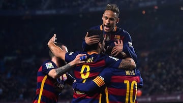 BARCELONA, SPAIN - FEBRUARY 03:  Luis Suarez (C) of FC Barcelona celebrates with his teammates after scoring his team&#039;s sixth goal during the Copa del Rey Semi Final first leg match between FC Barcelona and Valencia at Nou Camp on February 3, 2016 in