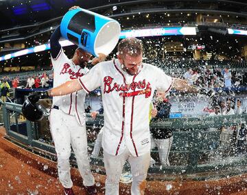 El jugador de los Atlanta Braves, Matt Adams recibe un baño de agua helada por su compañero Matt Kemp tras conseguir Adams la carrera definitiva en la novena entrada contra los Pittsburgh Pirates .