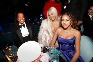 Jay-Z, Beyonce y Blue Ivy Carter durante la gala de los Premios Grammys 2025 celebrados en Los Ángeles.