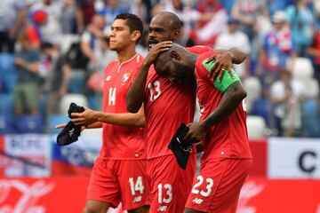 Felipe Baloy es felicitado por su compañero Adolfo Machado 